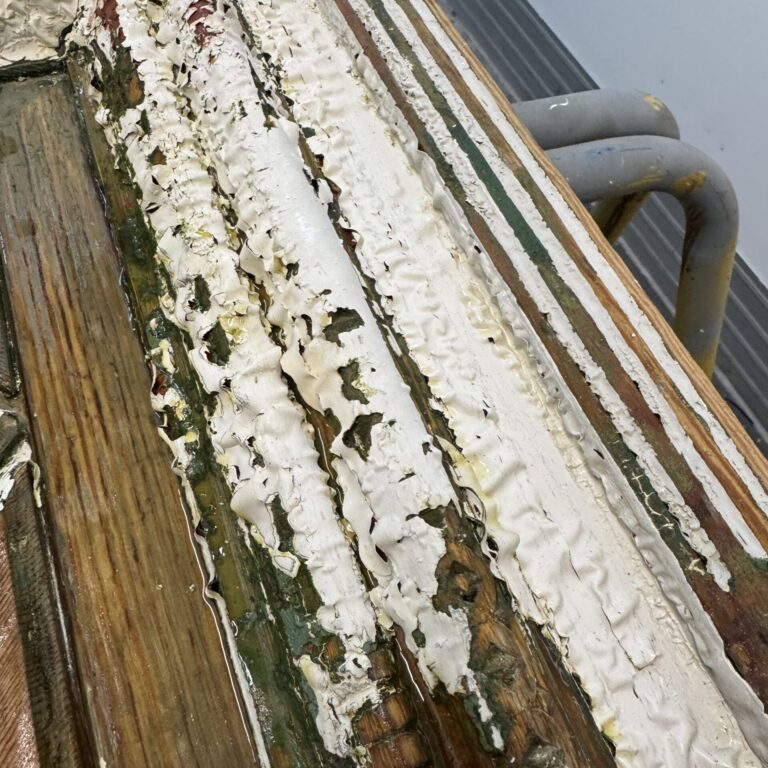 Fjern maling, sod, lak og anden belægning fra træ